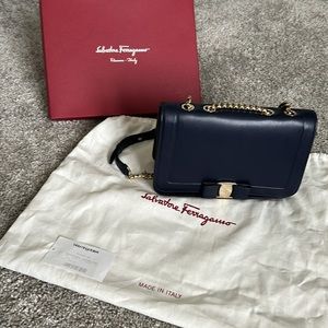BEAUTIFUL Salvatore Ferragamo Vara Bow Bag worn once